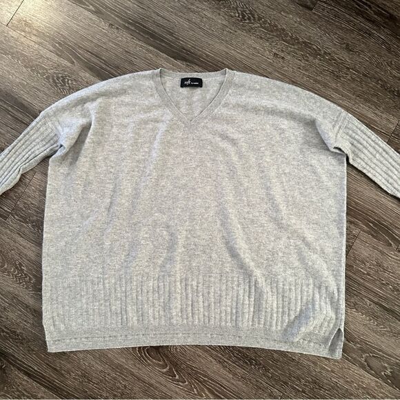 Soft by Naadam 100% Cashmere V-Neck Boyfriend Pullover - Picture 2 of 8